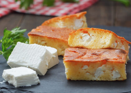 bolinho-de-milho-com-queijo